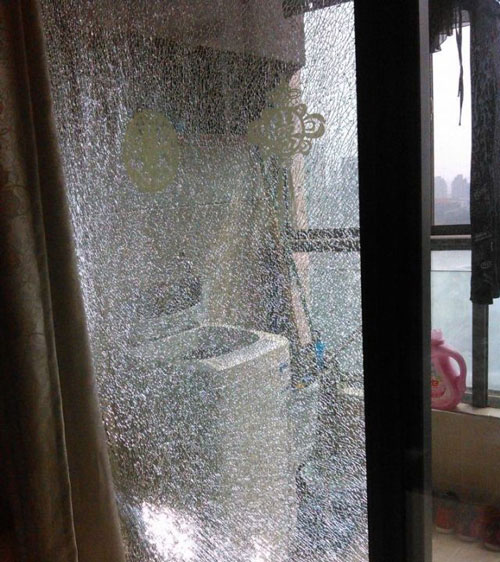 家里鋼化玻璃自爆了，應該怎么處理